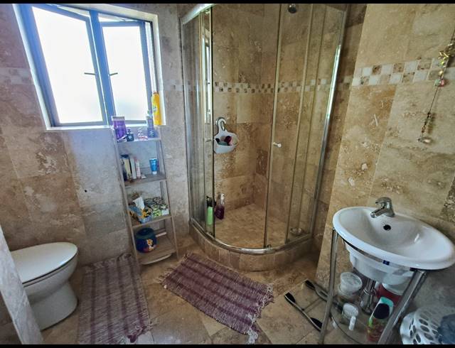 6 BEDROOM HOUSE FOR SALE IN PARADISE BEACH